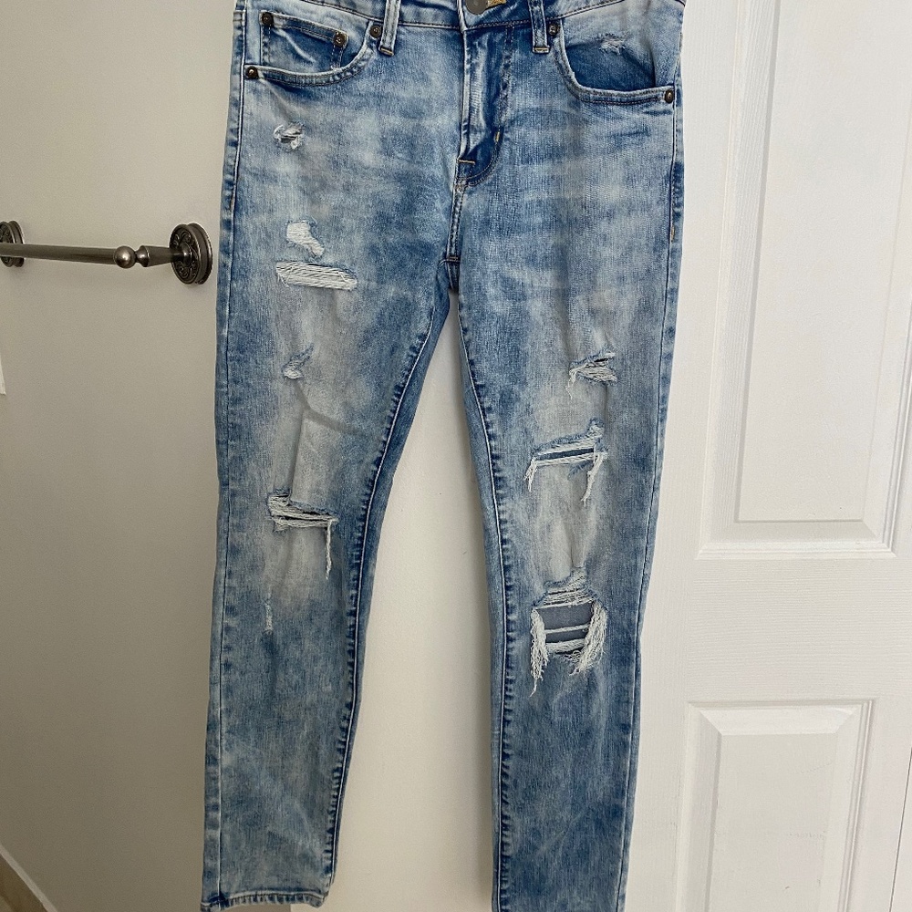 American Eagle men's ripped jeans